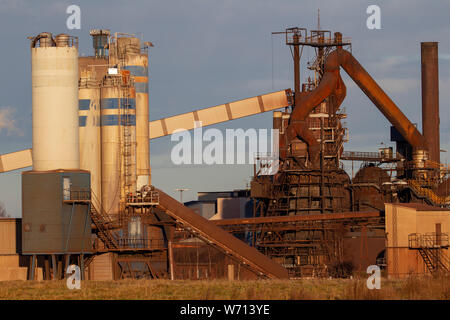 Photos d'une usine d'acier sale avec cheminées de fumée Banque D'Images