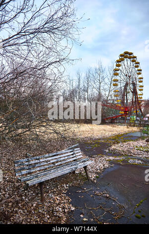 Ancienne grande roue dans la ville fantôme de Pripyat. Conséquences de l'accident survenu à la centrale nucléaire de Chernobil Banque D'Images
