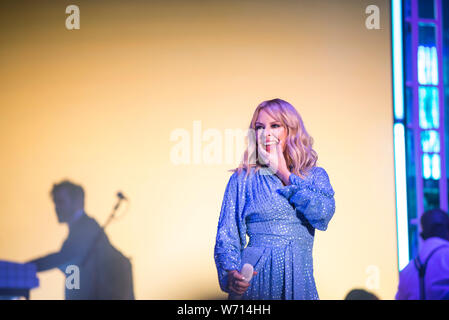 Brighton, UK. 3 août 2019. Titres sensation pop Kylie Minogue Brighton Pride 2019. The UK's biggest fierté événement cette année commémore le 50e anniversaire de la révolte de Stonewall Inn qui a enflammé le premier mouvement de fierté. Credit : Francesca Moore/Alamy Live News Banque D'Images