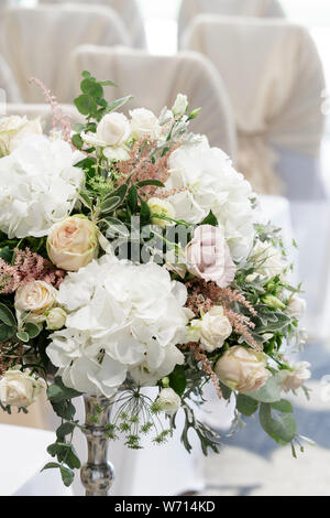 Décorations de table de mariage avec des roses et fleurs d'été Banque D'Images