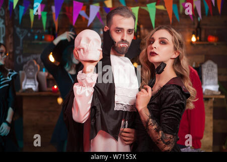 En couple Découvrez Halloween costumes lors d'une fête. L'homme habillé comme Dracula pour Halloween. Banque D'Images
