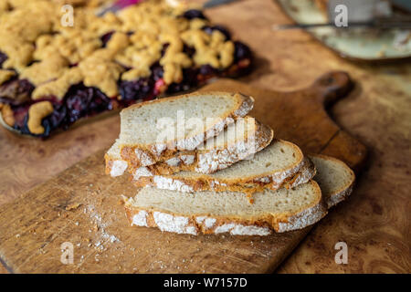 Tranches de pain sur une planche de bois. Préparation du petit déjeuner. La cuisine polonaise. Tout droit de la boulangerie. Banque D'Images