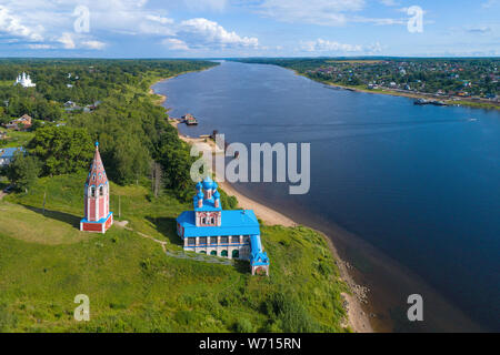 L'ancienne église de l'icône de la Mère de Dieu de Kazan sur les rives de la Volga un jour d'été (Photographie aérienne). Perm, Russie Banque D'Images