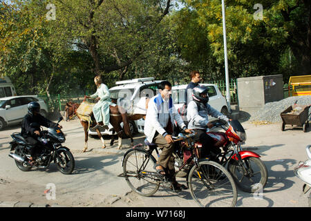 Les Indiens et les étrangers en voiture Voiture et moto ride et vélo et marcher sur la rue avec circulation road à New Delhi City le 18 mars 2019 Je Banque D'Images