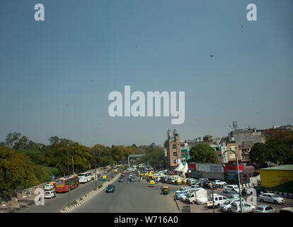 Les Indiens et les étrangers en voiture Voiture et moto ride et vélo et marcher sur la rue avec circulation road à New Delhi City le 18 mars 2019 Je Banque D'Images
