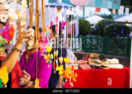 Le peuple indien et étranger voyageurs voyage à pied visite et shopping à produit marché nocturne de la rue festival thaïlandais en soirée le 17 mars 2019 à N Banque D'Images