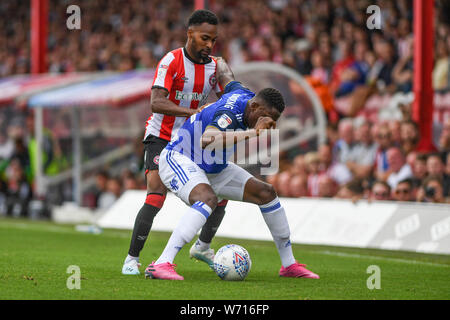 3 août 2019 , Griffin Park, Londres, Angleterre ; Sky Bet Championship, Brentford vs Birmingham City ; Rico Henry (03) de Brentford essaie d'obtenir la balle Crédit : Phil Westlake/Images d'actualité, Banque D'Images