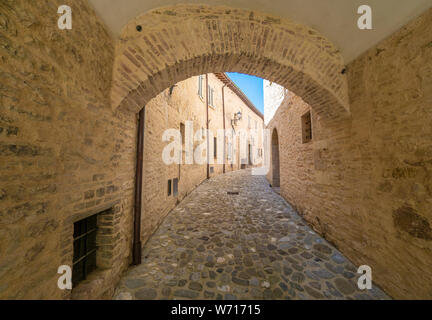 Nocera Umbra (Italie) - un peu charmante ville médiévale en pierre sur la colline, avec des alley et carré, dans la province de Pérouse. Banque D'Images