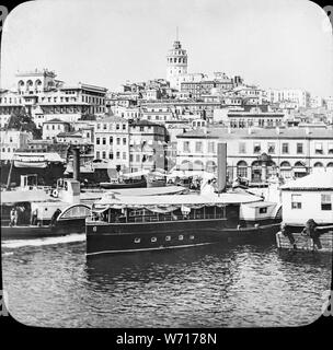 Au début du vingtième siècle vintage photographie noir et blanc montrant la tour de Galata à Istanbul, Turquie. Point de vue est à la recherche sur le port en direction de la ville avec la tour en arrière-plan. Banque D'Images