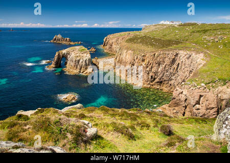 Royaume-uni, Angleterre, Cornouailles, Sennen, Land's End, Dodnan Enys et passage de l'île chevalier armé de Pordenack Point Banque D'Images