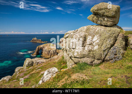 Royaume-uni, Angleterre, Cornouailles, Sennen, Land's End, Pordenack Point, pierre de granit formation au-dessus de l'île de Dodnan Enys arch et chevalier armé Banque D'Images