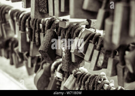 Sliema, Malte le 15 juillet 2019. Rangées de serrures de mariage pendu sur la rambarde du pont d'amour à Sliema, Malte Banque D'Images