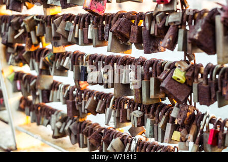 Sliema, Malte le 15 juillet 2019. Rangées de serrures de mariage pendu sur la rambarde du pont d'amour à Sliema, Malte Banque D'Images