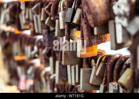 Sliema, Malte le 15 juillet 2019. Rangées de serrures de mariage pendu sur la rambarde du pont d'amour à Sliema, Malte Banque D'Images