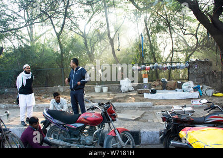 Style de vie et des Affaires indiennes et les étrangers les personnes à côté de route de campagne dans la ville de Delhi à l'horaire du matin le 18 mars 2019 à New Delhi, J Banque D'Images
