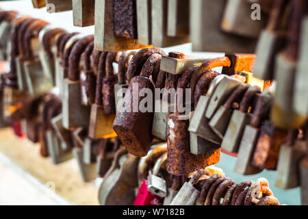 Sliema, Malte le 15 juillet 2019. Rangées de serrures de mariage pendu sur la rambarde du pont d'amour à Sliema, Malte Banque D'Images