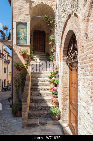 Nocera Umbra (Italie) - un peu charmante ville médiévale en pierre sur la colline, avec des alley et carré, dans la province de Pérouse. Banque D'Images