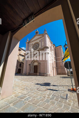 Nocera Umbra (Italie) - un peu charmante ville médiévale en pierre sur la colline, avec des alley et carré, dans la province de Pérouse. Banque D'Images