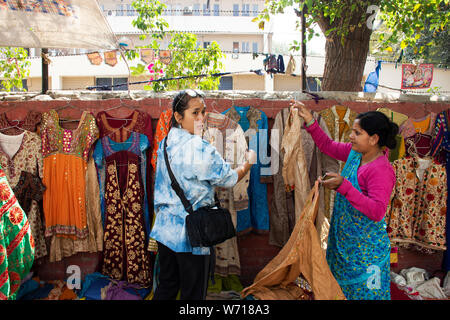 Le peuple indien et étranger voyageurs voyage à pied visite et shopping produit à Janpath et tibétain et Marché Dilli Haat bazar le 18 mars 2019 Banque D'Images