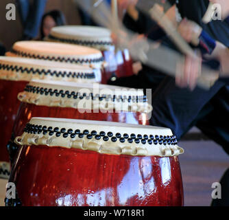 Les artistes japonais et les tambours Taiko traditionnel Banque D'Images