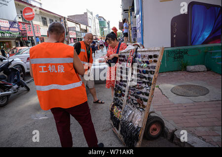 MISHAN, CHINE - 27 juillet 2019 Non identifié : la population locale et l'achat de produits à vendre dans la rue Mishan. Mishan est une ville-district dans le Banque D'Images