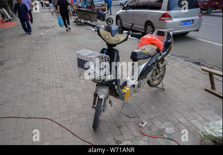 MISHAN, CHINE - 27 juillet 2019 : Moteur location dans la rue de Mishan. Mishan est une ville-district dans le sud-est de la province de Heilongjiang. Banque D'Images