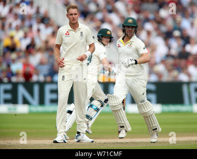 L'Angleterre Stuart Général (à gauche) réagit comme l'Australie tête de Travis (droite) et Steve Smith exécuter entre les guichets pendant quatre jours les cendres test match à Edgbaston, Birmingham. Banque D'Images