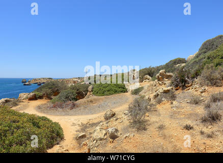 Des pistes de terre et paysage rocheux de Caminho da Baleeira nature reserve Banque D'Images