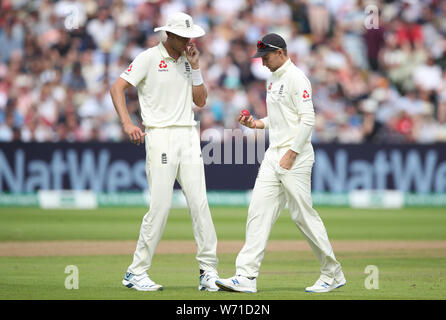 L'Angleterre Stuart Général (à gauche) et Joe étude Racine la balle pendant quatre jours les cendres test match à Edgbaston, Birmingham. Banque D'Images