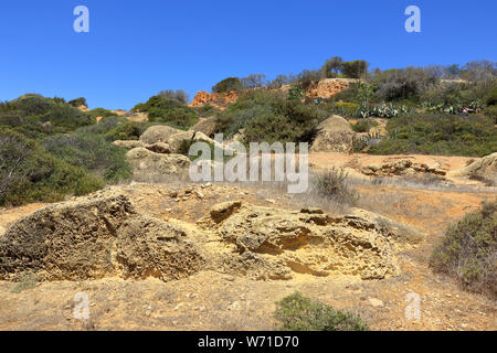 Le paysage rocheux de Caminho da Baleeira nature reserve à Albufeira Banque D'Images