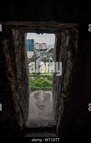 Gibraltar, Europe, mars 2016. Les défenses du Nord de Gibraltar sont une section formidable de défenses militaires du XVIIIe siècle, de fortifications médiévales et d'installations de la seconde Guerre mondiale. La région est connue localement sous le nom de « la jungle » et se compose de sections comprenant la batterie génoise, le belvédère du gouverneur, la batterie d’O’Hara et la porte de Jew. De nombreuses zones à l'intérieur du complexe du tunnel remontent au XVIIIe siècle et ont été utilisées pendant des centaines d'années, y compris pendant la seconde Guerre mondiale. Les tunnels ont été closés de végétations et de décombres en 2015. Crédit: Michael Scott/Alay Live News Banque D'Images