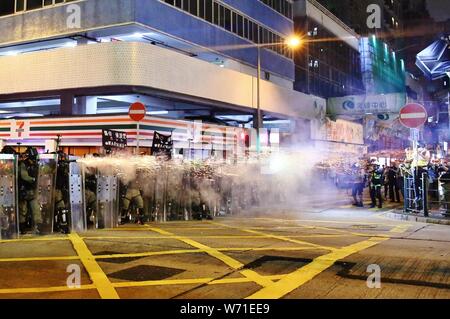 Hong Kong, Chine. 03 août 2019. Les manifestants occupent Nathan Road après le rassemblement de masse à Mongkok. Des émeutes éclatent et la Police de déployer des gaz lacrymogènes pour disperser les foules avec plus de 20 manifestants sont arrêtés. Banque D'Images
