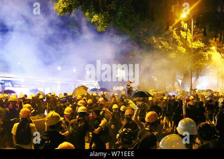 Hong Kong, Chine. 03 août 2019. Les manifestants occupent Nathan Road après le rassemblement de masse à Mongkok. Des émeutes éclatent et la Police de déployer des gaz lacrymogènes pour disperser les foules avec plus de 20 manifestants sont arrêtés. Banque D'Images
