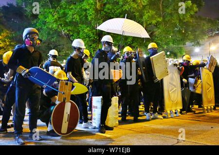 Hong Kong, Chine. 03 août 2019. Les manifestants occupent Nathan Road après le rassemblement de masse à Mongkok. Des émeutes éclatent et la Police de déployer des gaz lacrymogènes pour disperser les foules avec plus de 20 manifestants sont arrêtés. Banque D'Images