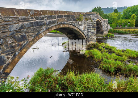 Pont de pierre sur la rivière Conwy à Conwy avec le Virgina creeper couverts de thé dans l'arrière-plan. Banque D'Images
