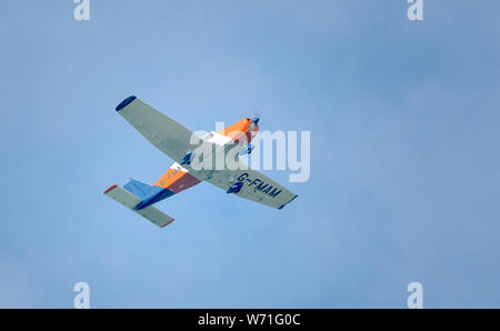 Piper PA-28-151 avions contre un ciel bleu peu après son décollage de l'aéroport de Blackpool Banque D'Images