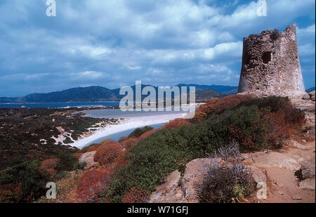 Italie Sardaigne zone protégée de Capo Carbonara Villasimius - Porto Giunco Tower et plage Banque D'Images