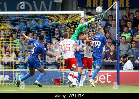 Kingston, au Royaume-Uni. 06Th Aug 2019. Gardien de l'AFC Wimbledon Nik Tzanev poinçons clair au cours de l'EFL Sky Bet League 1 match entre l'AFC Wimbledon et Rotherham United au Cherry Red Records Stadium, Kingston, en Angleterre, le 3 août 2019. Photo de Ken d'Étincelles. Usage éditorial uniquement, licence requise pour un usage commercial. Aucune utilisation de pari, de jeux ou d'un seul club/ligue/dvd publications. Credit : UK Sports Photos Ltd/Alamy Live News Banque D'Images