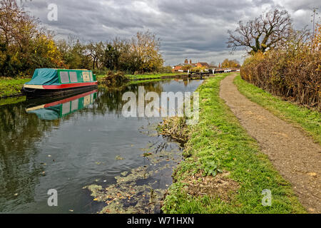 Bateau étroit amarré sur la partie restaurée du canal de Grantham Près de l'écluse de Woolsthorpe dans la vallée de Belvoir pendant Automne avec chemin de remorquage sur le côté Banque D'Images