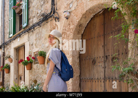 femme touriste portant un chapeau d'été posant dans la rue en méditerranée ville en été Banque D'Images