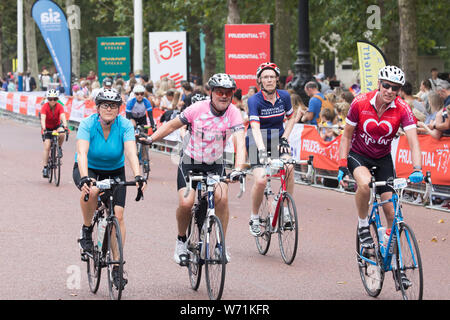 London,UK,4 août 2019 Prudential RideLondon,, le plus grand festival de vélo, avec plus de 100 000 personnes à prendre leur vélo sur ce week-end pour profiter des routes sans circulation de Londres et le Surrey. Ils complètent et finir leur balade dans le Mall, Londres.Credit:Keith Larby/Alamy Live News Banque D'Images