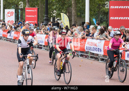 London,UK,4 août 2019 Prudential RideLondon,, le plus grand festival de vélo, avec plus de 100 000 personnes à prendre leur vélo sur ce week-end pour profiter des routes sans circulation de Londres et le Surrey. Ils complètent et finir leur balade dans le Mall, Londres.Credit:Keith Larby/Alamy Live News Banque D'Images