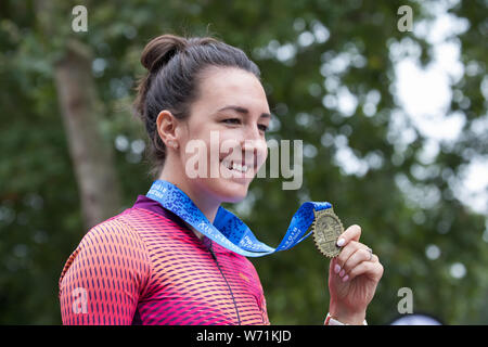 London,UK,4 août 2019, médaillé d'or olympique 2012, Dani Rowe pose avec sa médaille à Prudential RideLondon, le plus grand festival de vélo, avec plus de 100 000 personnes à prendre leur vélo sur ce week-end pour profiter des routes sans circulation de Londres et le Surrey. Ils complètent et finir leur balade dans le Mall, Londres.Credit:Keith Larby/Alamy Live News Banque D'Images