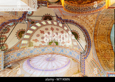 Mosquée bleue et dômes intérieurs décorations, Istanbul, Turquie Banque D'Images