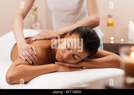 Portrait de jeune femme heureuse avec massage dans un spa de luxe, copy space Banque D'Images