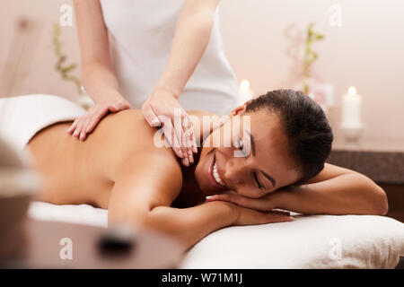 Portrait of Beautiful woman smiling heureusement tout en profitant d'un massage dans un spa de luxe, copy space Banque D'Images