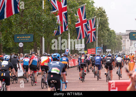 Prudential RideLondon London Surrey 100. Autour de 25 000 coureurs partent de la Queen Elizabeth Olympic Park avant de partir à Londres à Surrey et de retourner au centre commercial à Londres après 100 kilomètres.. Haut club coureurs sont la finition, mais il faudra continuer pour terminer tout au long de la journée Banque D'Images