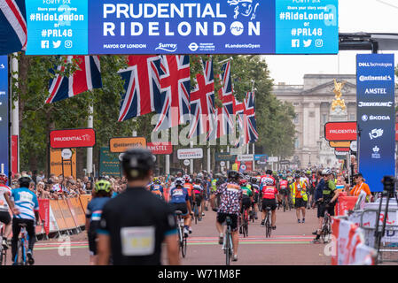 Prudential RideLondon London Surrey 100. Autour de 25 000 coureurs partent de la Queen Elizabeth Olympic Park avant de partir à Londres à Surrey et de retourner au centre commercial à Londres après 100 kilomètres.. Haut club coureurs sont la finition, mais il faudra continuer pour terminer tout au long de la journée Banque D'Images