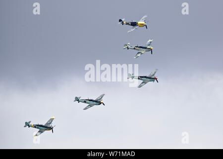 Cinq Hispano HA-1112-M1G/M4L Buchóns volant en formation à l'Airshow Flying Legends 2019 Banque D'Images