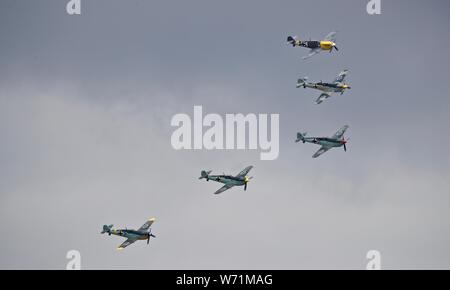 Cinq Hispano HA-1112-M1G/M4L Buchóns volant en formation à l'Airshow Flying Legends 2019 Banque D'Images